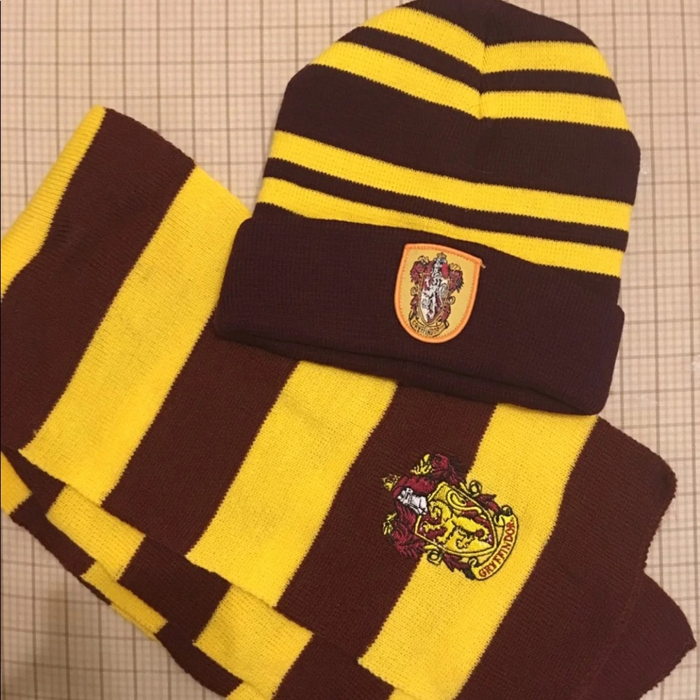 New Harry Potter Gryffindor Beanie Scarf set
